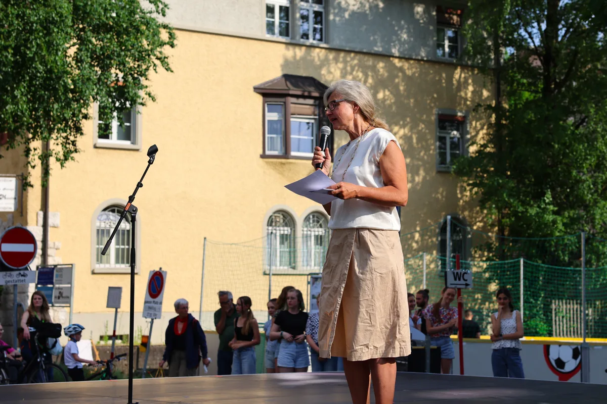 «Ich darf Sie auf eine Zeitreise mitnehmen»: Stadtpräsidentin Barbara Thalmann (SP) begrüsst die Ustermer zu diesem Abend. Am 3. Juni startete das Projekt «S' Zentrum zum Sii» in Uster. Es soll die Autostadt für zwei Wochen in eine vibrierende Fussgängerzone verwandeln.